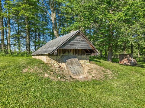 Single Family Residence in Shade Twp PA 520 BunkerHill Rd Rd 3.jpg