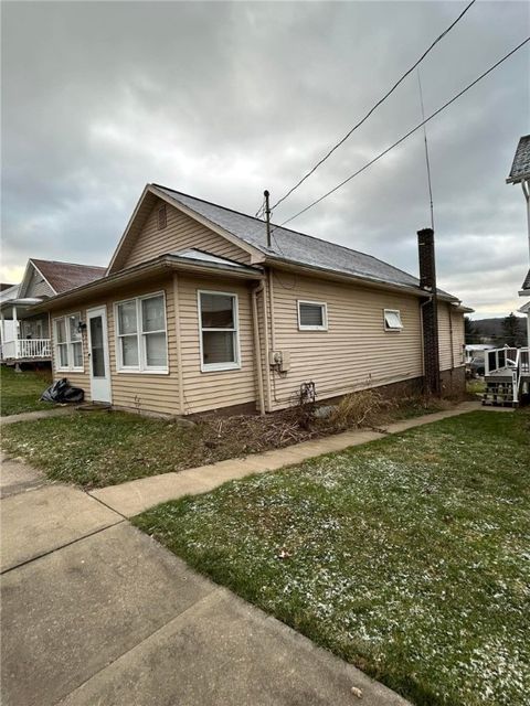 Photo of 218 Central Ave, Chicora, PA 16025 (MLS # 1738174)