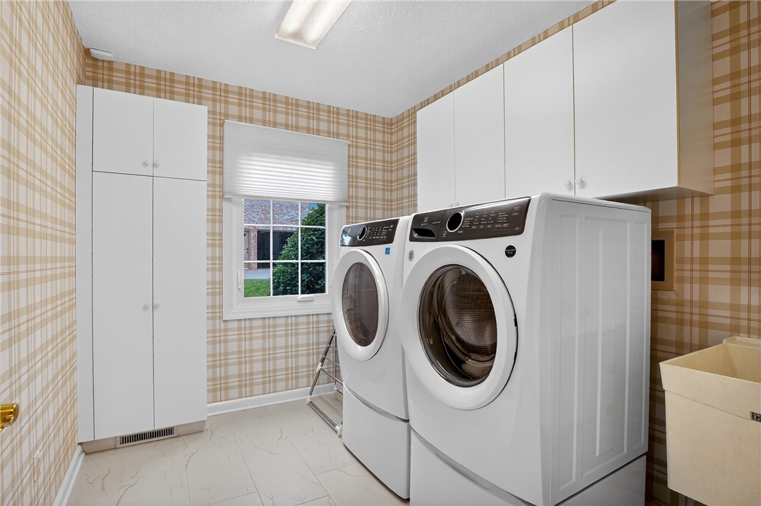 Upper St. Clair, Pennsylvania 15241, United States, 4 Bedrooms Bedrooms, ,3 BathroomsBathrooms,Residential,Pending,155013