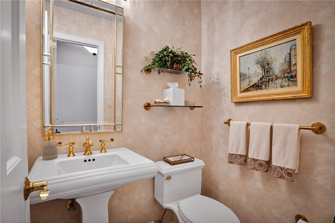 Upper St. Clair, Pennsylvania 15241, United States, 4 Bedrooms Bedrooms, ,3 BathroomsBathrooms,Residential,Pending,155013