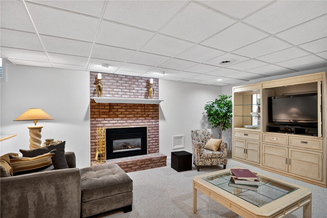 Upper St. Clair, Pennsylvania 15241, United States, 4 Bedrooms Bedrooms, ,3 BathroomsBathrooms,Residential,Pending,155013