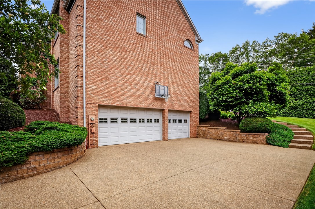 Upper St. Clair, Pennsylvania 15241, United States, 4 Bedrooms Bedrooms, ,3 BathroomsBathrooms,Residential,Pending,155013