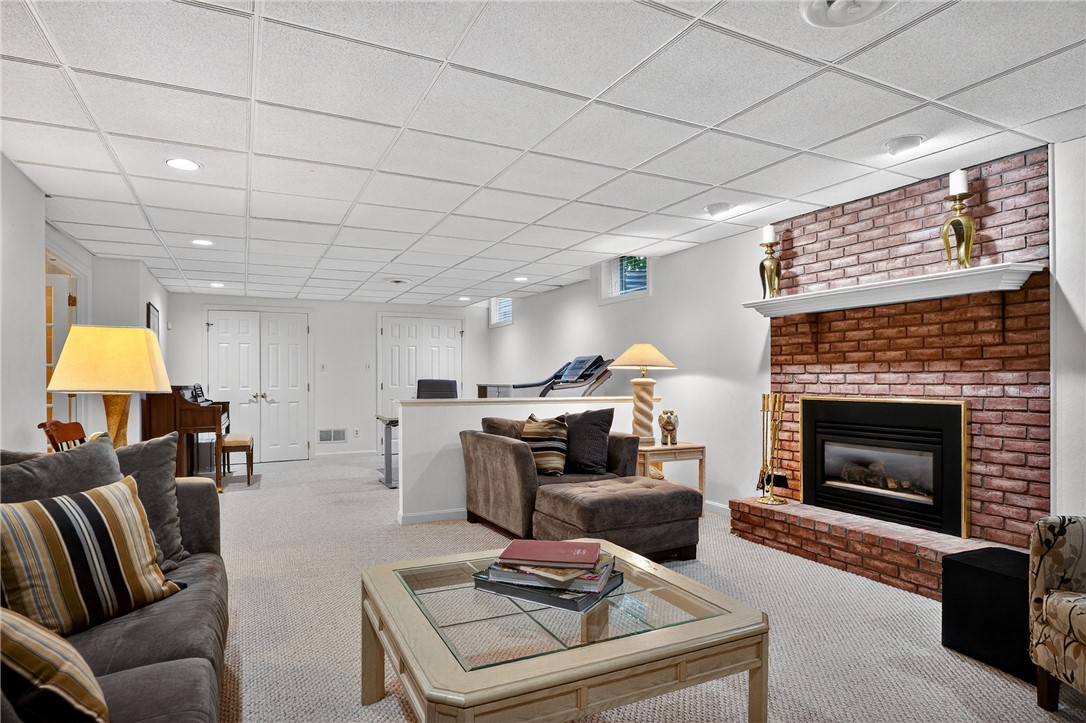 Upper St. Clair, Pennsylvania 15241, United States, 4 Bedrooms Bedrooms, ,3 BathroomsBathrooms,Residential,Pending,155013