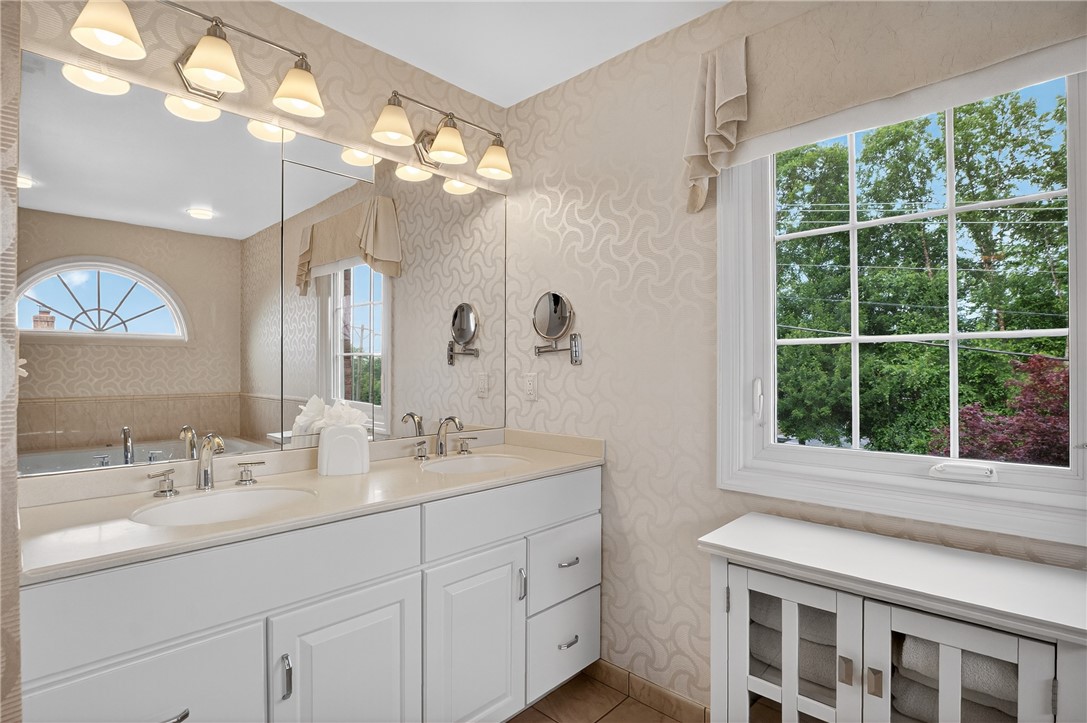 Upper St. Clair, Pennsylvania 15241, United States, 4 Bedrooms Bedrooms, ,3 BathroomsBathrooms,Residential,Pending,155013