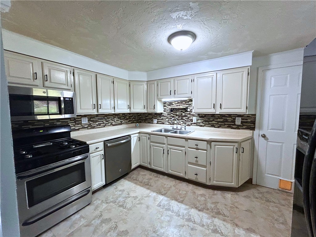 Plum Boro, Pennsylvania 15239, United States, 3 Bedrooms Bedrooms, ,3 BathroomsBathrooms,Residential,Pending,10295