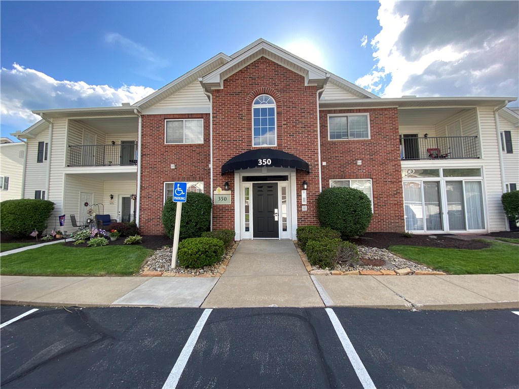 350 Hidden Ridge Court Ct #302, South Park, Pennsylvania image 1