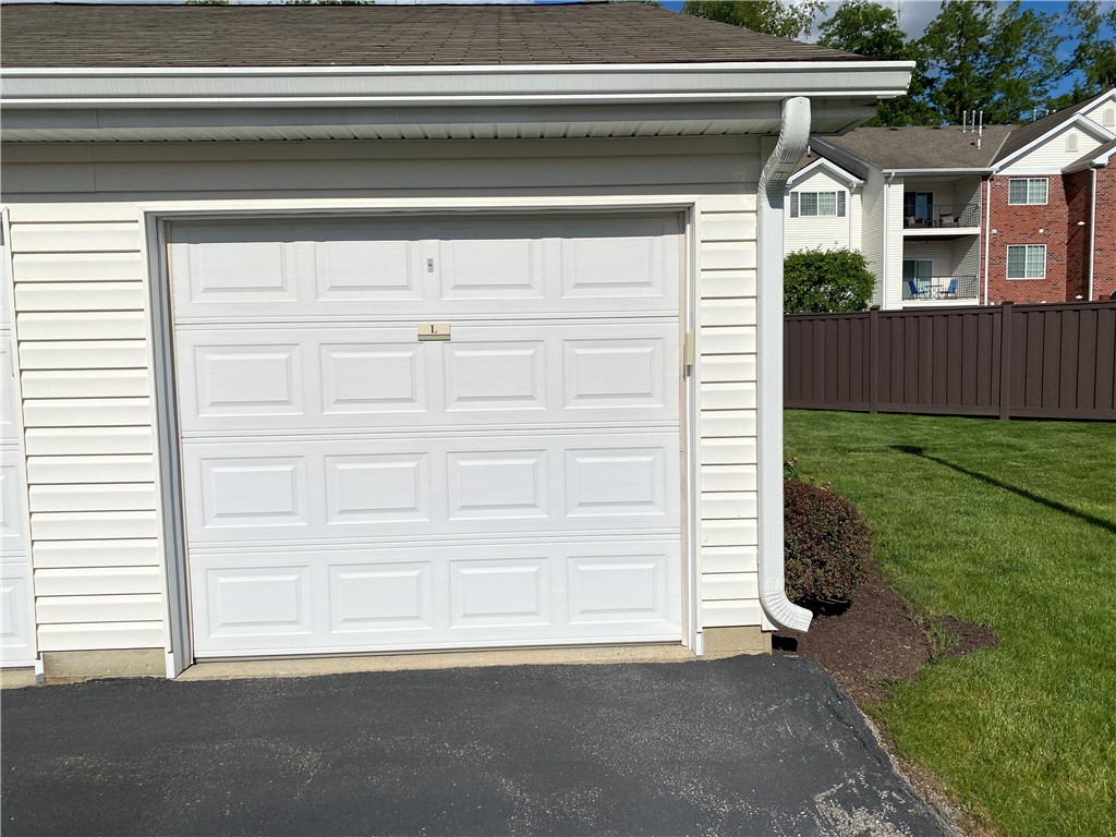 350 Hidden Ridge Court Ct #302, South Park, Pennsylvania image 2