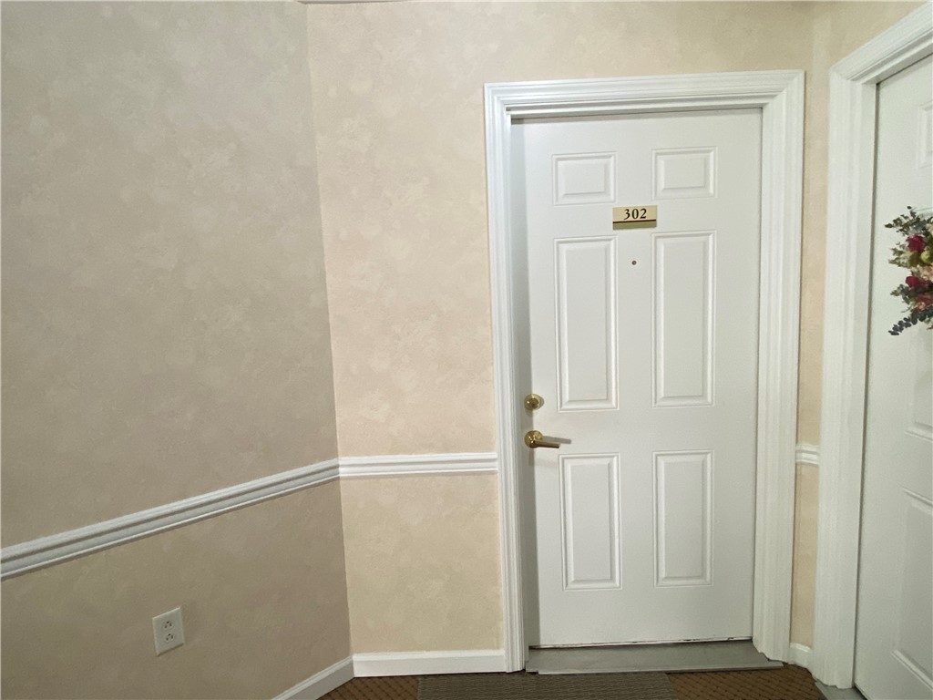 350 Hidden Ridge Court Ct #302, South Park, Pennsylvania image 5