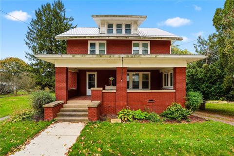 Photo of 208 Mercer St, Clintonville, PA 16372 (MLS # 1727389)