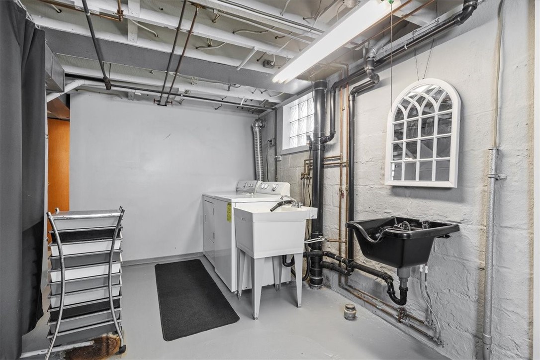 Lincoln Place, Pennsylvania 15207, United States, 3 Bedrooms Bedrooms, ,2 BathroomsBathrooms,Residential,Contingent,48230