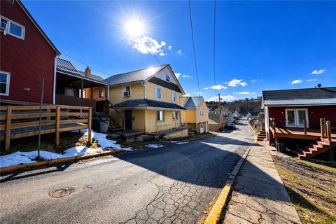 Photo of 943 Johnston Ave #2, Kittanning, PA 16201 (MLS # 1743936)