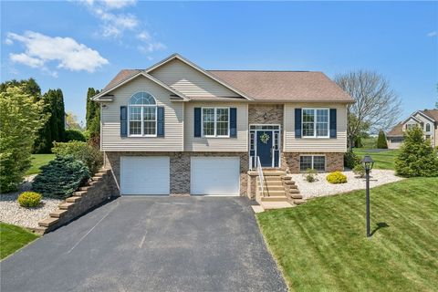 Photo of 1012 Blue Ridge Dr, Latrobe, PA 15650 (MLS # 1752117)