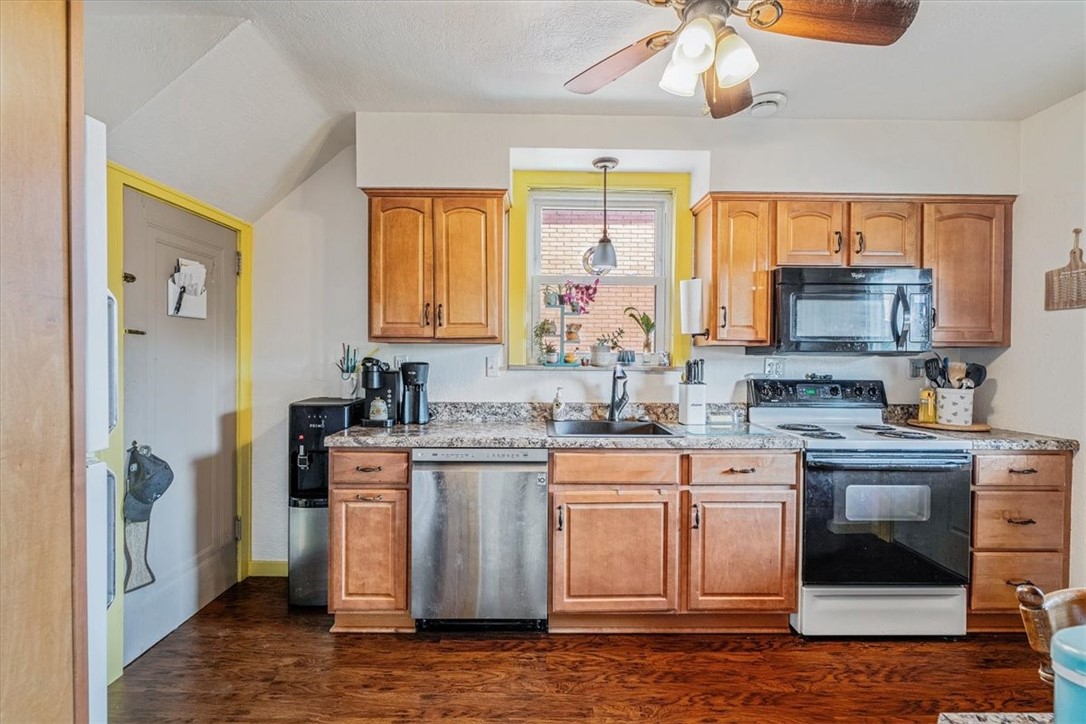 Brentwood, Pennsylvania 15227, United States, 4 Bedrooms Bedrooms, ,2 BathroomsBathrooms,Residential,Contingent,183456