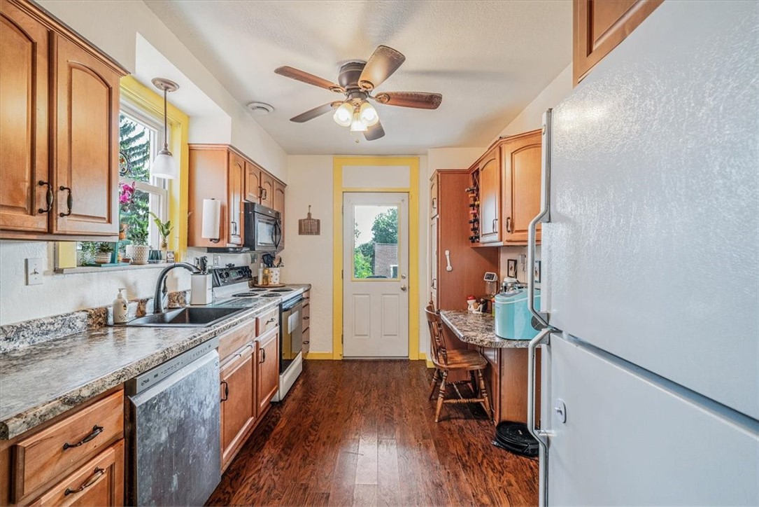 Brentwood, Pennsylvania 15227, United States, 4 Bedrooms Bedrooms, ,2 BathroomsBathrooms,Residential,Contingent,183456