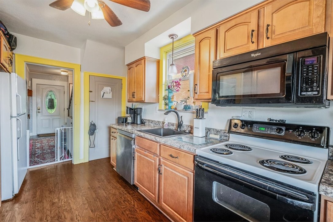 Brentwood, Pennsylvania 15227, United States, 4 Bedrooms Bedrooms, ,2 BathroomsBathrooms,Residential,Contingent,183456