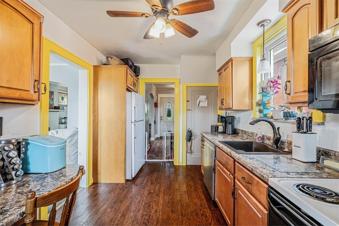 Brentwood, Pennsylvania 15227, United States, 4 Bedrooms Bedrooms, ,2 BathroomsBathrooms,Residential,Contingent,183456