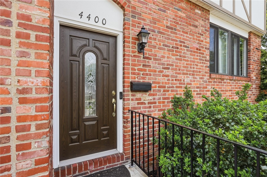 4400 Laurel Oak Drive