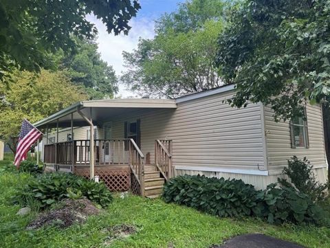 Photo of 115 Woodview Dr, Valencia, PA 16059 (MLS # 1762553)