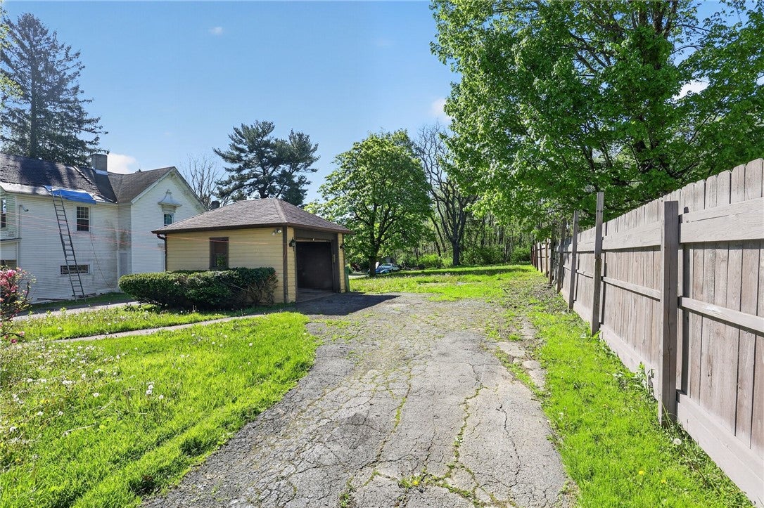 122 W Main St