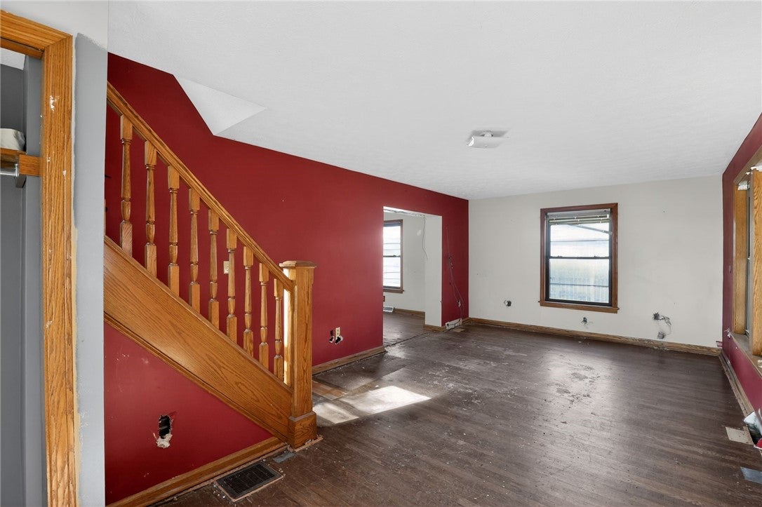 122 W Main St