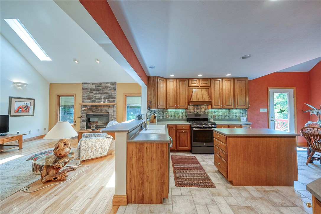 Ross Twp, Pennsylvania 15229, United States, 5 Bedrooms Bedrooms, ,3 BathroomsBathrooms,Residential,Contingent,70538