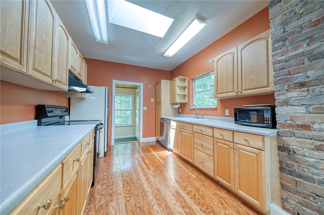 Ross Twp, Pennsylvania 15229, United States, 5 Bedrooms Bedrooms, ,3 BathroomsBathrooms,Residential,Contingent,70538