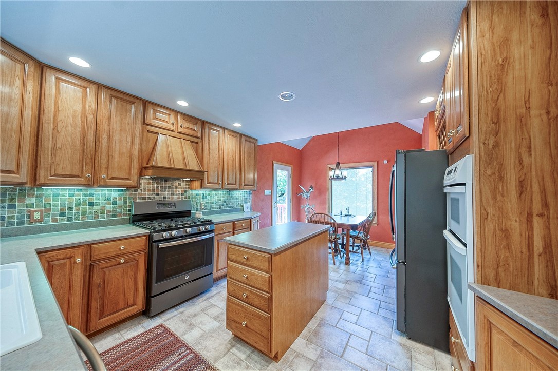 Ross Twp, Pennsylvania 15229, United States, 5 Bedrooms Bedrooms, ,3 BathroomsBathrooms,Residential,Contingent,70538