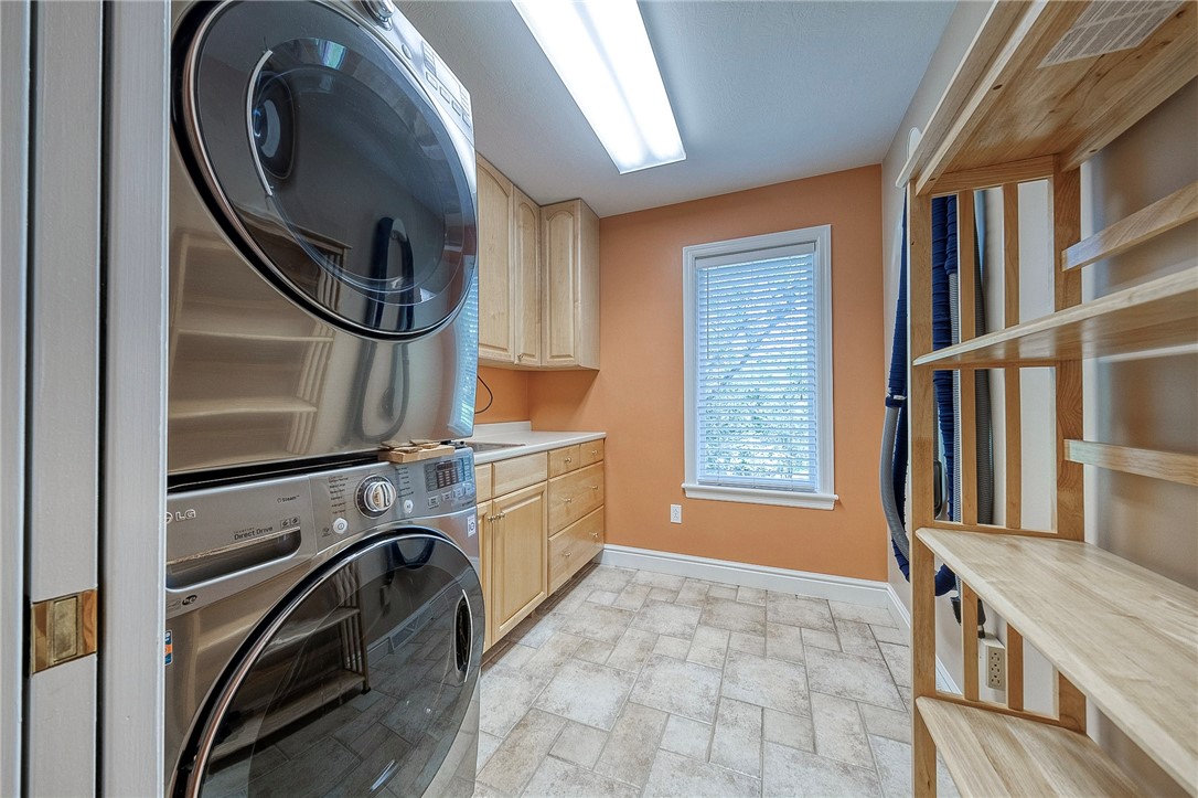 Ross Twp, Pennsylvania 15229, United States, 5 Bedrooms Bedrooms, ,3 BathroomsBathrooms,Residential,Contingent,70538