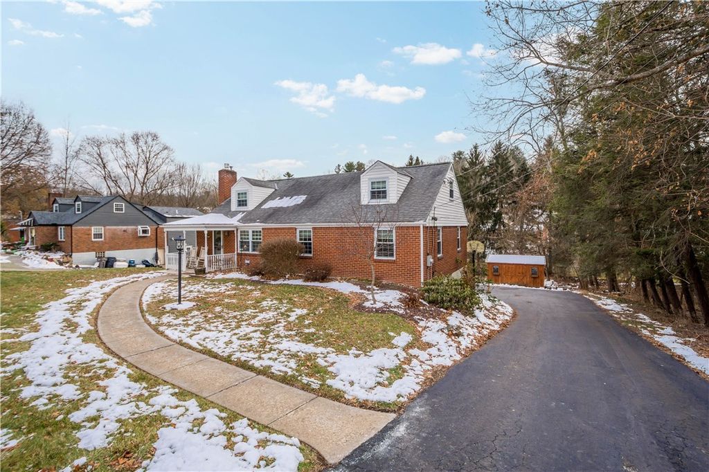 Photo of 224 Hays Rd, Upper St. Clair, PA 15241 (MLS # 1733327)