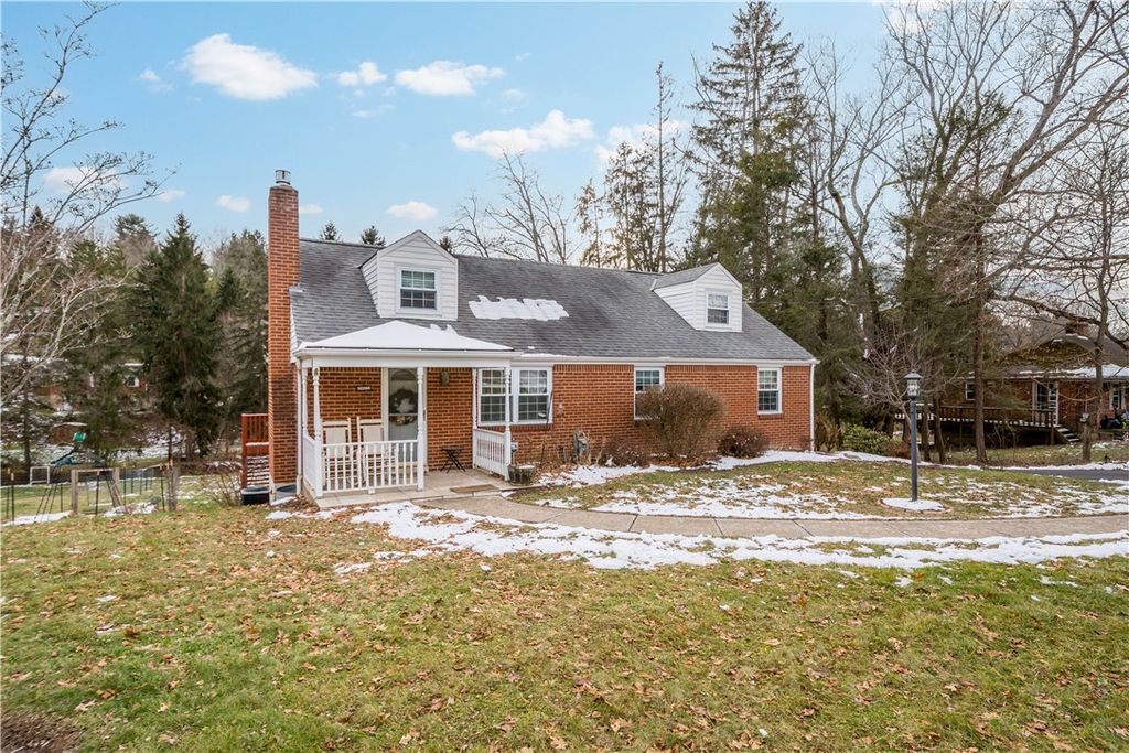 Photo of 224 Hays Rd, Upper St. Clair, PA 15241 (MLS # 1733327)