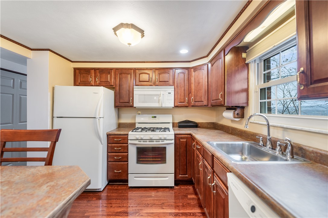 Hopewell Twp - Bea, Pennsylvania 15001, United States, 3 Bedrooms Bedrooms, ,2 BathroomsBathrooms,Residential,Pending,31061