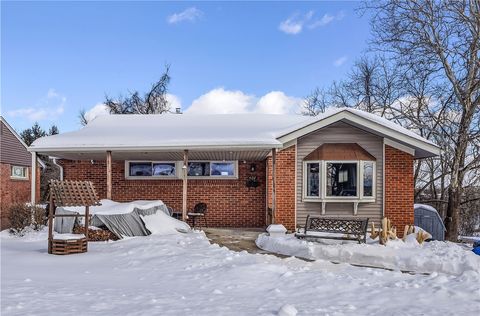 Photo of 422 Dunbar Dr, Pittsburgh, PA 15235 (MLS # 1738632)