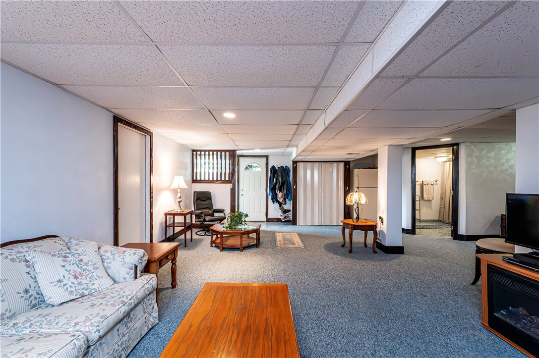 Youngwood, Pennsylvania 15697, United States, 3 Bedrooms Bedrooms, ,2 BathroomsBathrooms,Residential,Active,160223