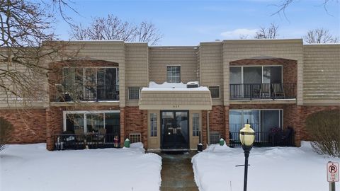 Photo of 605 Calais Dr #312, Pittsburgh, PA 15237 (MLS # 1739326)