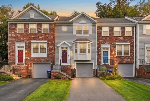 Townhouse For Sale - 264 Clearbrook Ct Ct<br/> Cranberry Twp, PA 16066