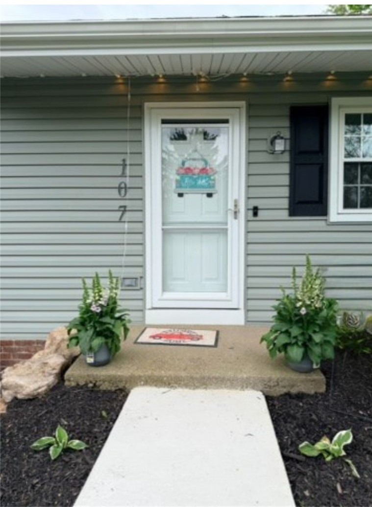 107 W Hillcrest Rd
