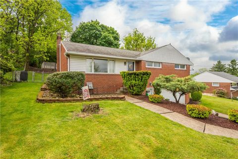 Photo of 410 Hi Tor Dr, Pittsburgh, PA 15236 (MLS # 1752655)