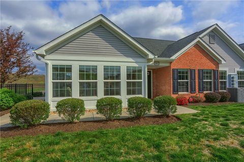 Photo of 905 Spring Valley Dr, Zelienople, PA 16063 (MLS # 1748909)