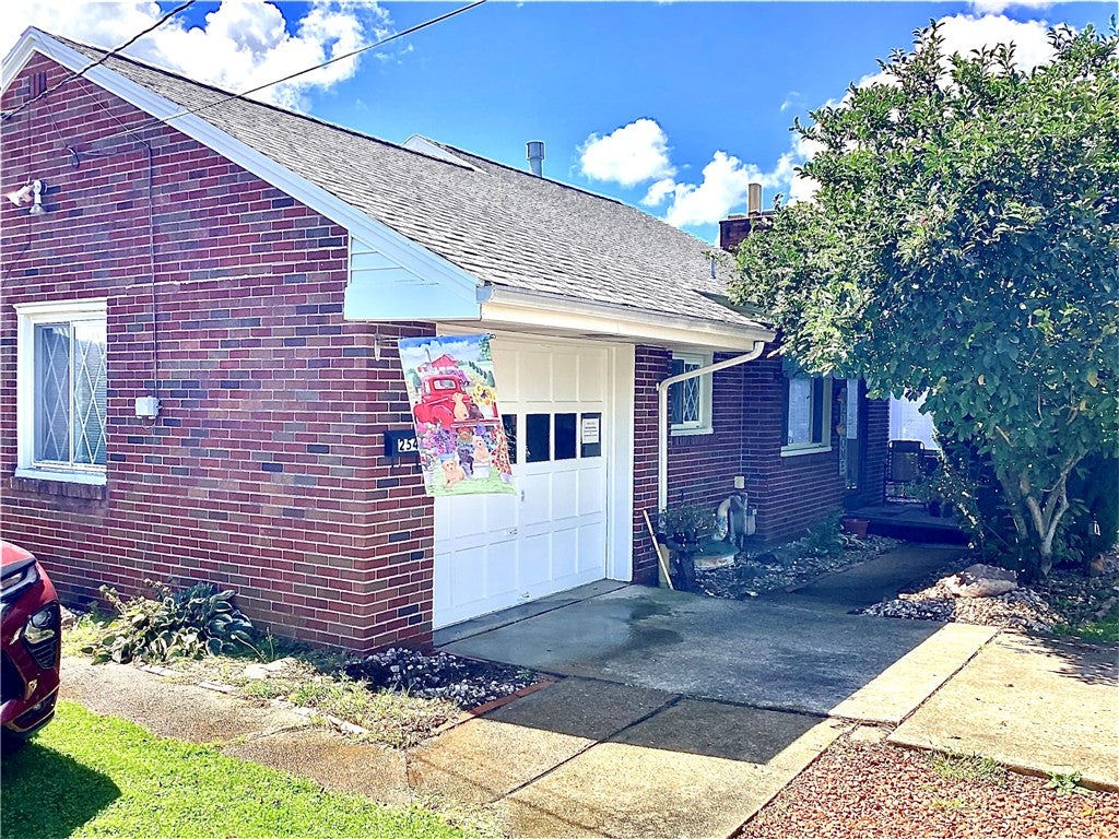 2544 Leslie Dr