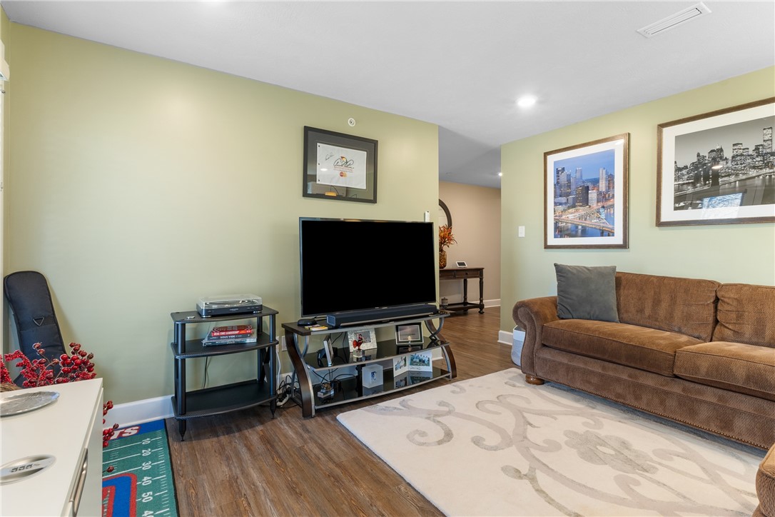 Upper St. Clair, Pennsylvania 15241, United States, 3 Bedrooms Bedrooms, ,3 BathroomsBathrooms,Residential,Pending,107542