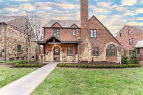 Photo of 1401 Navahoe Dr, Pittsburgh, PA 15228 (MLS # 1745365)