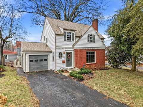 Photo of 226 E Englewood Ave, New Castle, PA 16105 (MLS # 1742926)