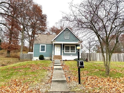 Photo of 203 Maple Dr, Valencia, PA 16059 (MLS # 1731506)