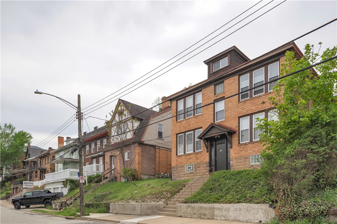 2832 Clermont Ave