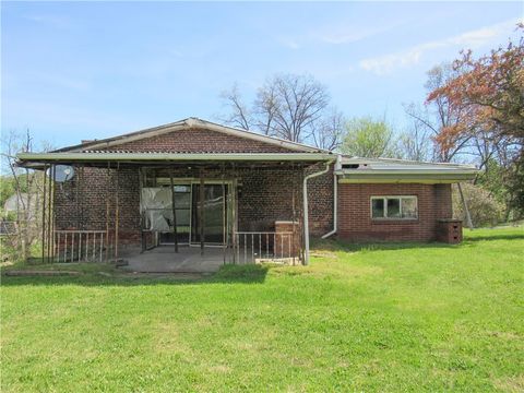 Photo of 810 Newingham Ln, Arona Boro, PA 15617 (MLS # 1752443)