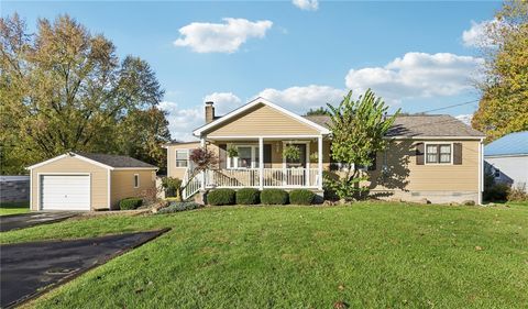 Photo of 2422 Ridgewood Ct, New Castle, PA 16101 (MLS # 1729143)