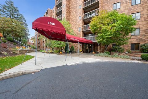 Photo of 1500 Cochran Rd #809, Scott Twp, PA 15243 (MLS # 1728844)