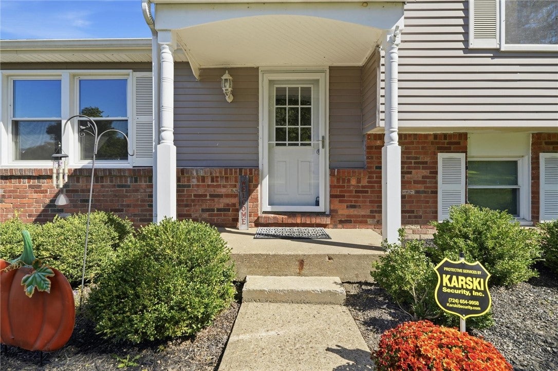 110 Glengarry Dr