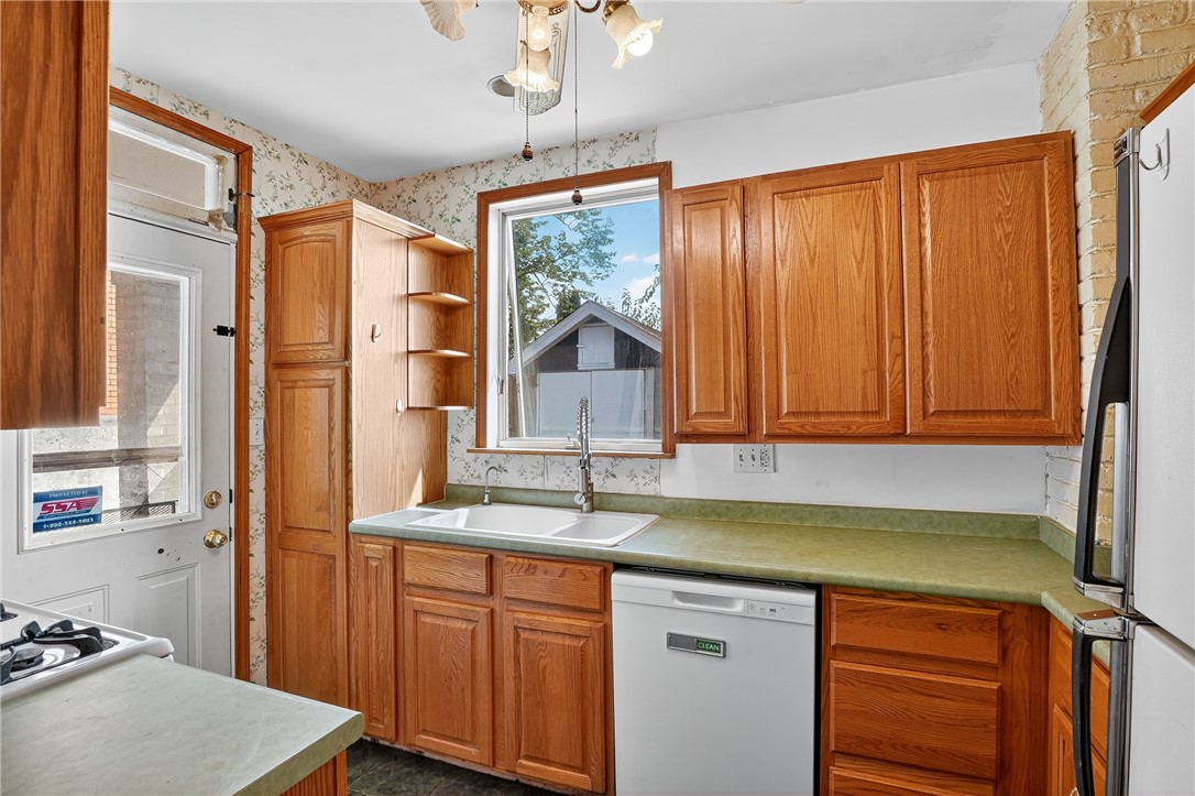 Knoxville, Pennsylvania 15210, United States, 2 Bedrooms Bedrooms, ,1 BathroomBathrooms,Residential,Contingent,188768