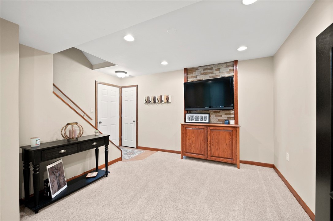 Delmont, Pennsylvania 15626, United States, 3 Bedrooms Bedrooms, ,3 BathroomsBathrooms,Residential,Contingent,202737